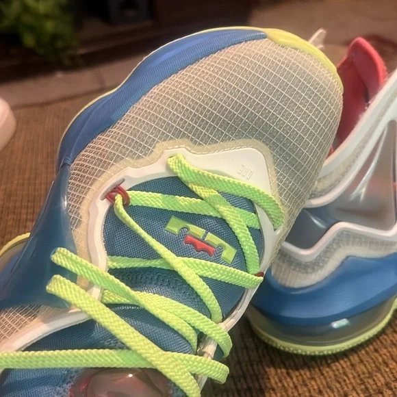 Lebron Nike Youth size 6.5 / women’s 8.5 - Picture 7 of 7